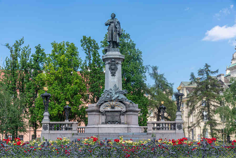Polonia - Varsovia 126 - monumento a Adam Mickiewicz.jpg